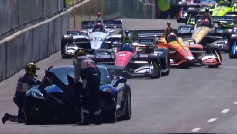 Πρώτη φορά στα χρονικά: Το αυτοκίνητο ασφαλείας των IndyCar τράκαρε στον πρώτο γύρο (βίντεο)